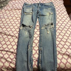 Ripped jeans with zipper